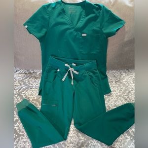 FIGS Women’s Scrub Set